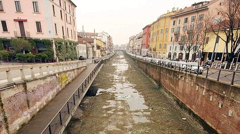 902937 DEGRADO LUNGO I NAVIGLI IN SECCA, RIFIUTI E SPORCO